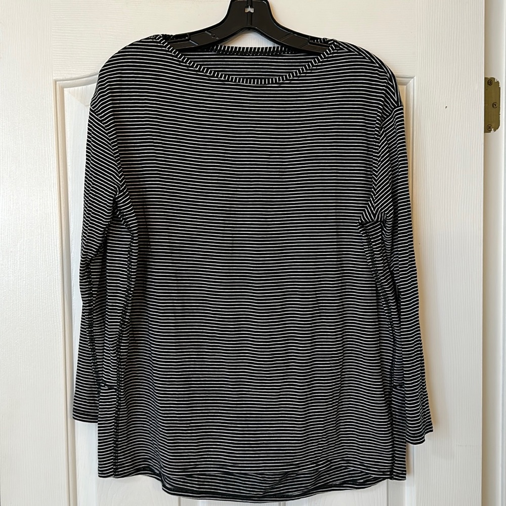 Black w/white pin stripe Lulu Lemon top